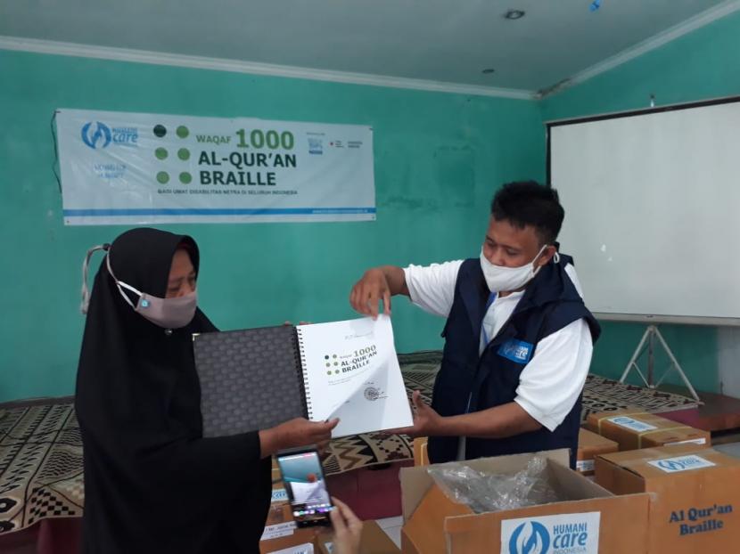 Humanicare Indonesia menyerahkan wakaf Alquran braille di SLB Budi Nurani, Kota Sukabumi, Sabtu (13/2/2021).