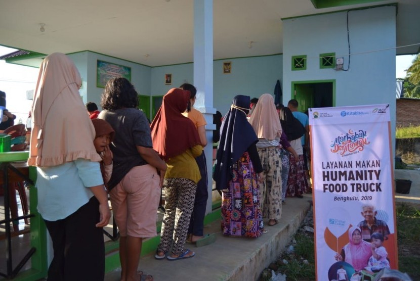 Humanity Food Truck dari Global Zakat – Aksi Cepat Tanggap (ACT) pada Selasa (7/5) kembali memulai aksi di lokasi banjir Bengkulu, Provinsi Bengkulu. 