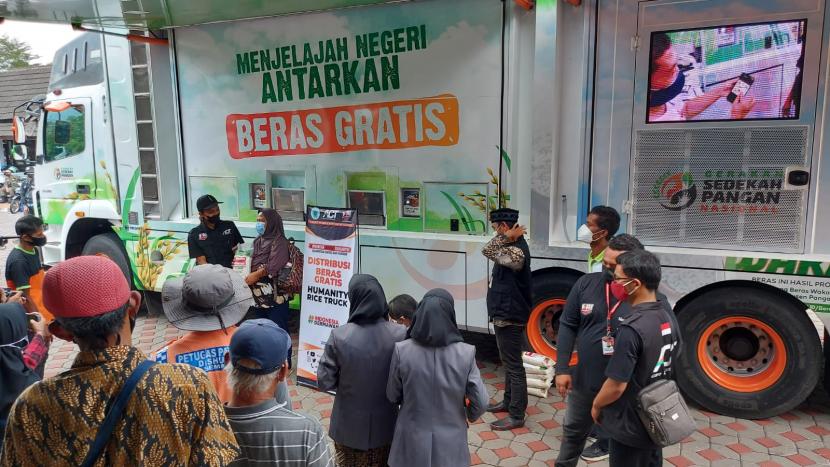 Humanity Rice Truck ACT melayani penyaluran beras gratis kepada warga prasejahtera terdampak Covid-19 di Pendopo Rumah Dinas Bupati Semarang, di Ungaran, Kabupaten Semarang, Kamis (23/9).