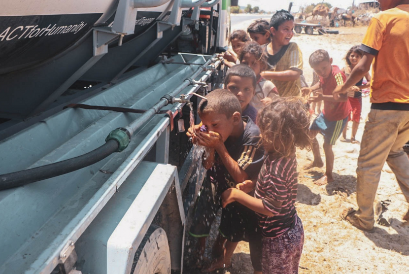 Humanity Water Tank ACT menyalurkan bantuan air bersih untuk warga Gaza.