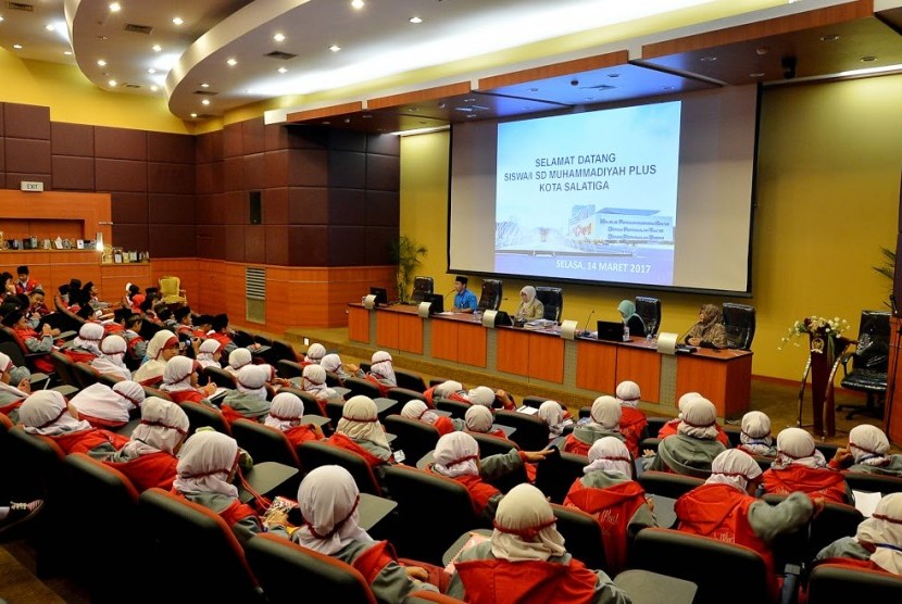 Humas DPR memberikan pendidikan politik kepada siswa  kelas V Sekolah Dasar (SD) Muhammadiyah Plus Kota Salatiga, Jawa Tengah, di Operational Room, DPR, Jakarta, Selasa (14/3).   