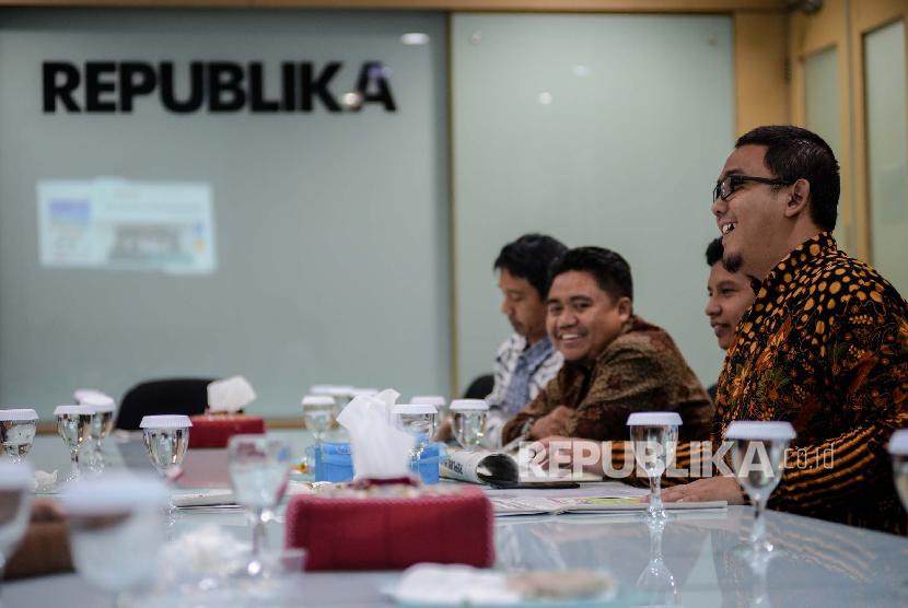 Humas Ikatan Dai Indonesia (Ikadi) Gena Bijaksana bersama jajaran anggota berkunjung ke kantor Republika, Jakarta, Kamis (5/3).