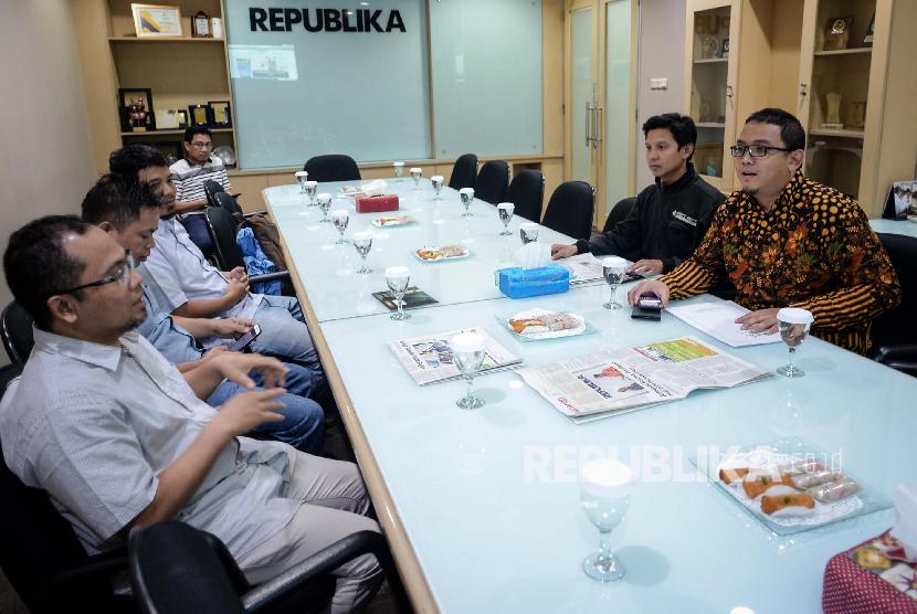 Humas Ikatan Dai Indonesia (Ikadi) Gena Bijaksana (kanan) bersama jajaran anggota berkunjung ke kantor Republika, Jakarta, Kamis (5/3).