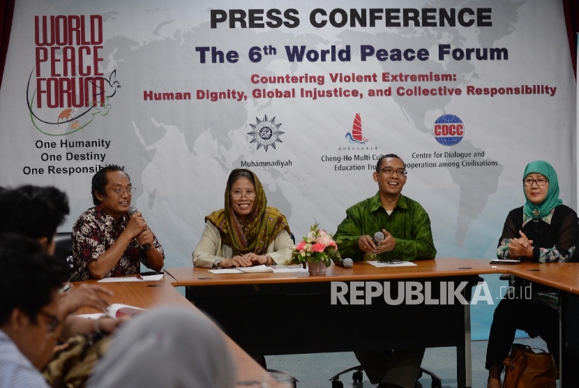 Humas Pelaksana World Peace Forum (WPF) Eddy Kuscahyanto, Ketua Steering Committee (SC) WPC Chusnul Mariyah, Ketua Panitia WPF Wachid Ridwan, Secretary SC Yayah Khisbiyah (dari kiri-kanan) menggelar konferensi pers World Peace Forum (WPF), Jakarta, Senin (