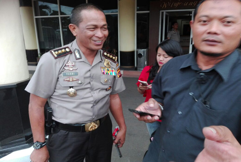 The Head of Public Relations of the West Java Police, Sr. Yusri Yunus (left).