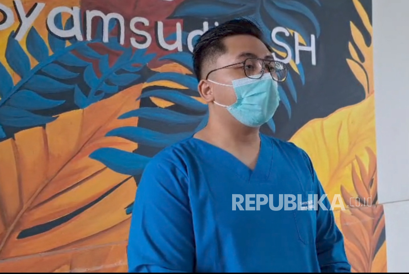 Humas RSUD Syamsudin Sukabumi dr Irfan menjelaskan kronologi bayi yang dirawat mengeluarkan cacing di bagian tubuhnya, Rabu (20/8/2025). 