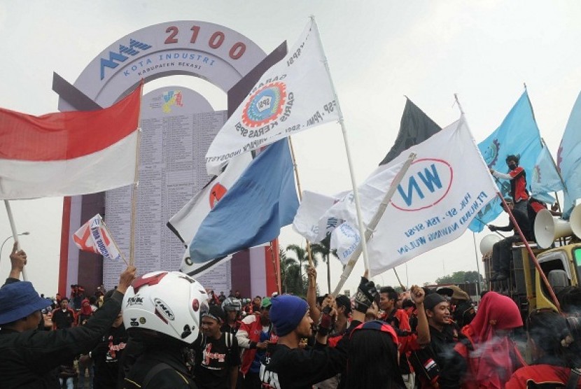 Hundreds of workers stage a protest in Cibitung, West Java (file photo)  