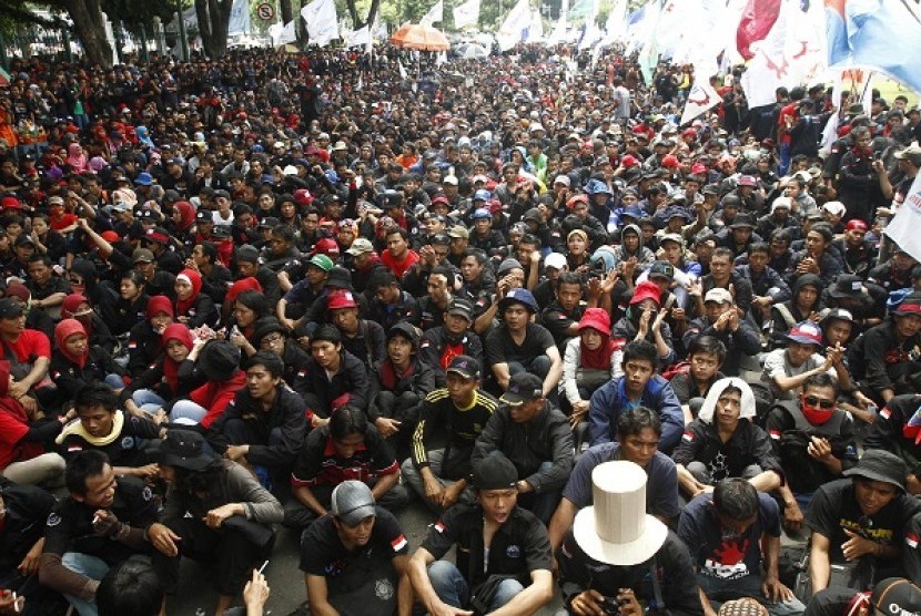 Hundreds workers stage rallies in some areas in Jakarta and some other cities on Wednesday.