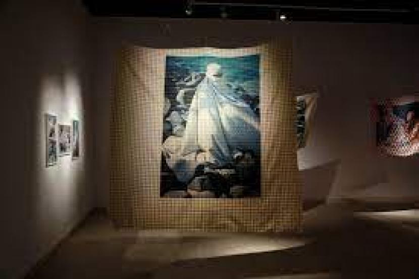 Seniman Jeddah Amira Nazer Rayakan Ragam Wanita Melalui Pameran