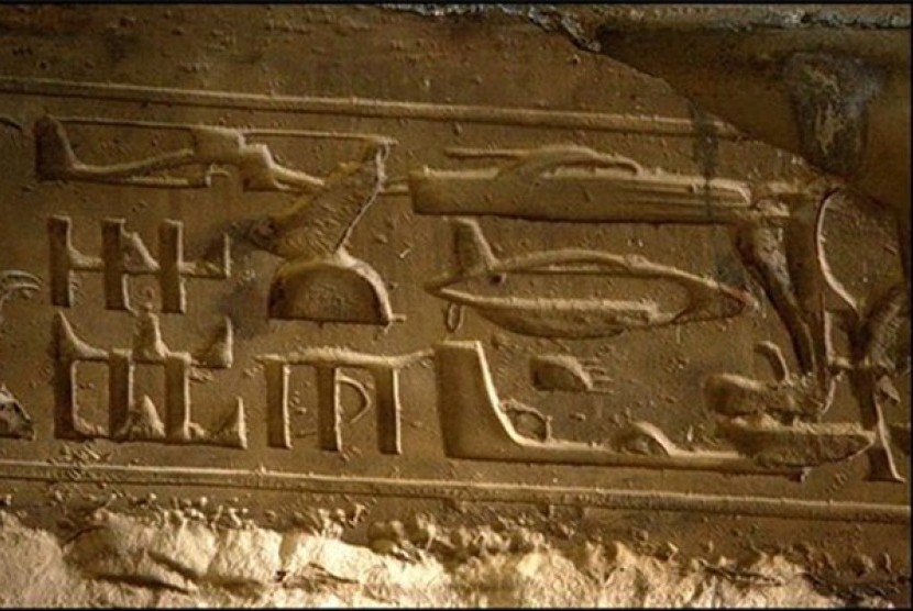 Huruf hieroglif Mesir kuno menunjukkan adanya pesawat jet dan helikopter