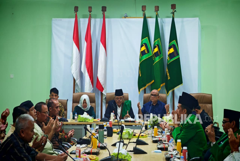 Husnan Bey Fananie secara resmi mendeklarasikan diri sebagai calon ketua umum PPP. Cucu pendiri Gontor tersebut kini merupakan ketua umum PARMUSI. 