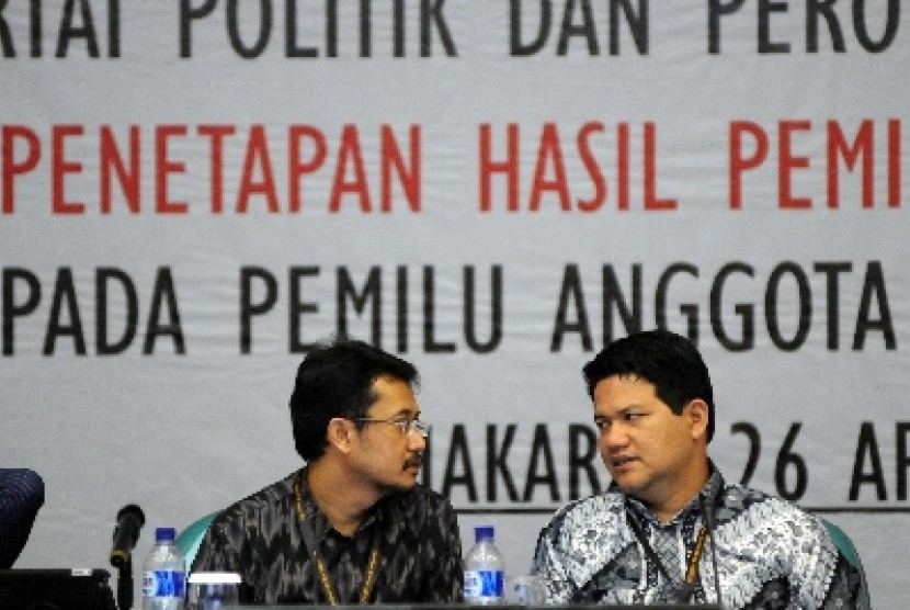 Husni Kamil Manik (kanan) berbincang dengan Ferry Kurnia Rizkiyansyah