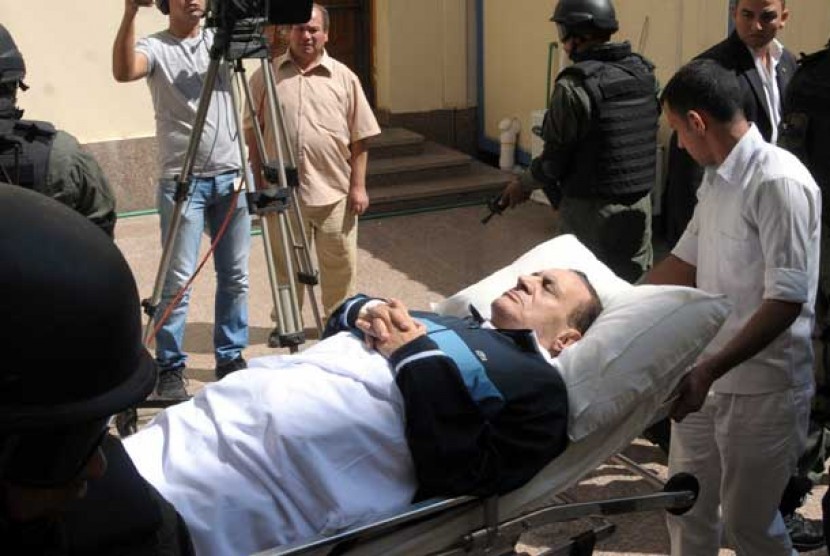 Husni Mubarak, yang menderita sakit, hadir di persidangan di Kairo, Kamis (5/1/2012) denganberbaring di tempat tidur.