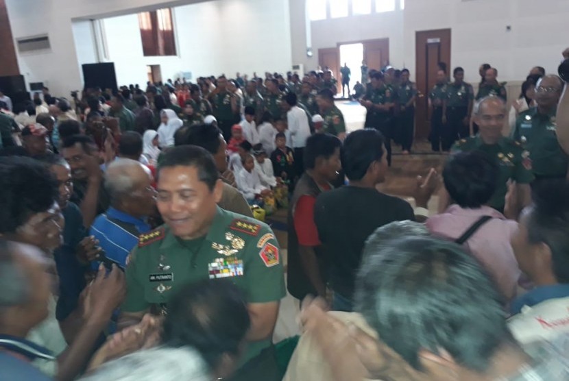 Hut 24 Kodiklatad, Letjen TNI AM Putranto berbaur dengan rakyat kurang mampu.