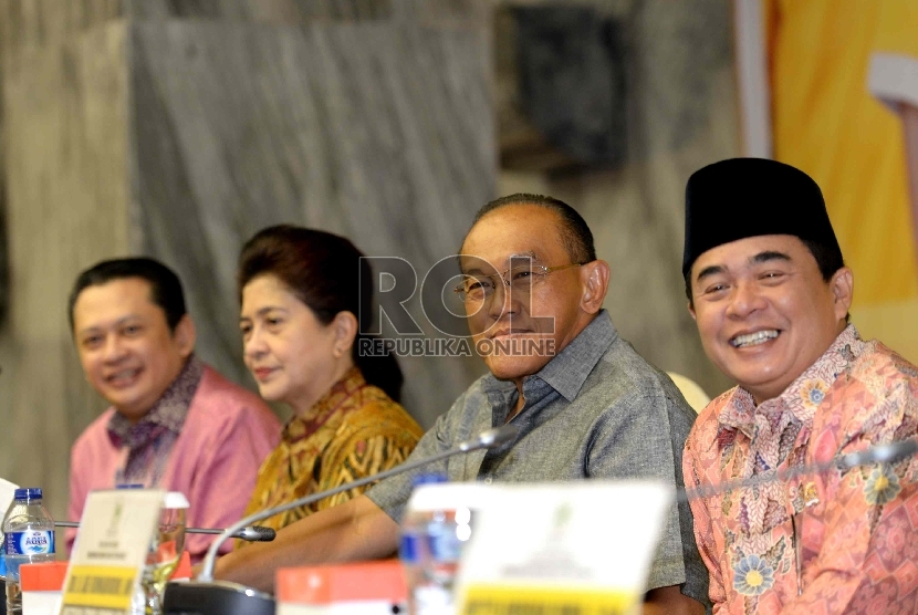 Hut Fraksi Golkar. (dari kiri) Sekertaris Fraksi Golkar Bambang Soesatyo, Menteri Kesehatan Nila Moeloek, Ketua Umum Partai Golkar Aburizal Bakrie, dan Ketua Fraksi Golkar Ade Komarudin menghadiri Forum Group Discusion (FGD) Partai Golkar di Komplek Parlem