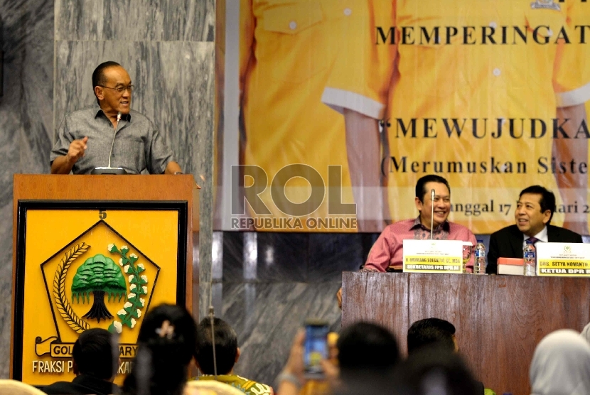 Hut Fraksi Golkar. Ketua Umum Partai Golkar Aburizal Bakrie memberikan paparan dalam Forum Group Discusion (FGD) Partai Golkar di Komplek Parlemen Senayan, Jakarta, Selasa (17/2). 