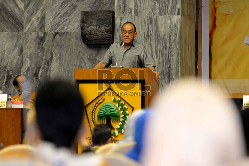 Hut Fraksi Golkar. Ketua Umum Partai Golkar Aburizal Bakrie memberikan paparan dalam Forum Group Discusion (FGD) Partai Golkar di Komplek Parlemen Senayan, Jakarta, Selasa (17/2). 