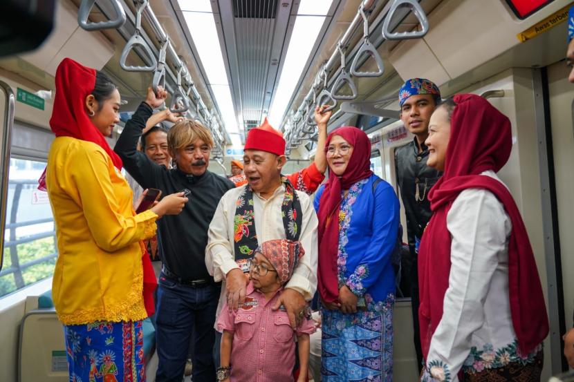 HUT Jakarta di LRT Jakarta juga melibatkan para seniman betawi.