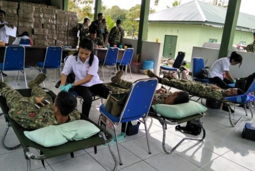 HUT ke 72 TNI Satgas Pamrahwan Yonif 515 gekar donor darah 