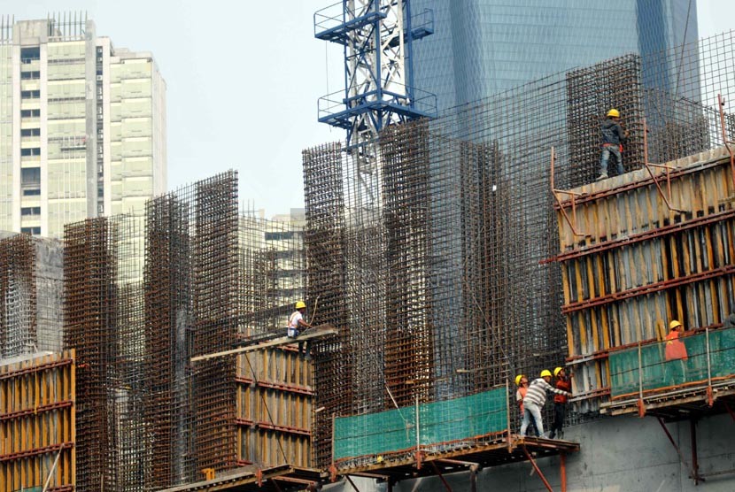 Hutang Luar Negeri. Pekerja mengerjakan pembangunan gedung bertingkat di Jakarta, Rabu (20/8).(Republika/ Wihdan)