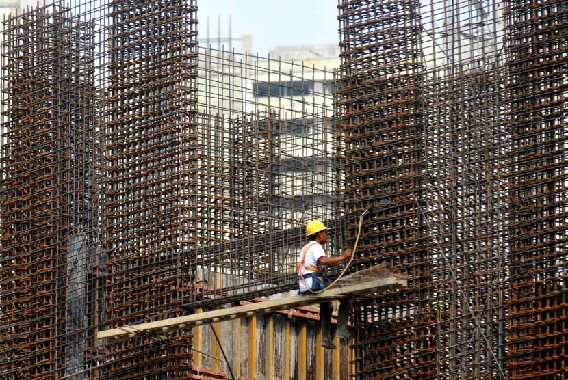 Utang Luar Negeri. Pekerja mengerjakan pembangunan gedung bertingkat di Jakarta, Rabu (20/8).(Republika/ Wihdan)