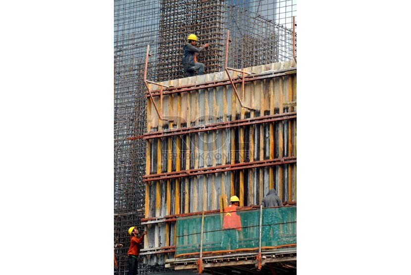 Hutang Luar Negeri. Pekerja mengerjakan pembangunan gedung bertingkat di Jakarta, Rabu (20/8).(Republika/ Wihdan)