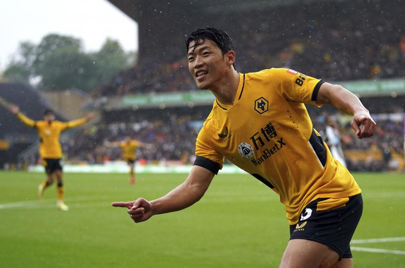 Hwang Hee-chan dari Wolverhampton Wanderers merayakan setelah mencetak gol. 