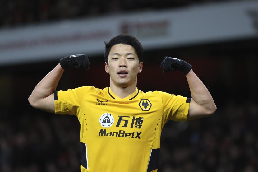 Hwang Hee-chan dari Wolverhampton Wanderers merayakan setelah mencetak gol pertama timnya selama pertandingan sepak bola Liga Premier Inggris antara Arsenal dan Wolverhampton Wanderers di Stadion Emirates, London, Kamis, 24 Februari 2022. 