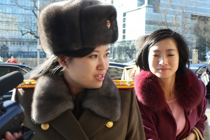 Hyon Song-wol (kiri), pimpinan band perempuan Korea Utara, tiba di hotel Beijing, Cina, Jumat (11/12).