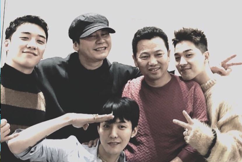 Hyun Seuk foto bersama G Dragon, Seungri, dan Taeyang.