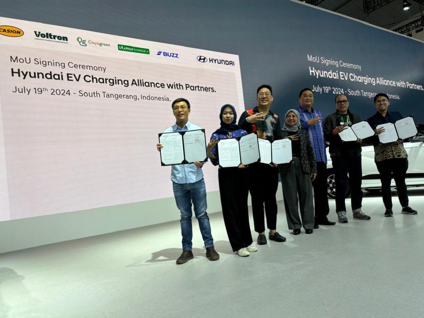 Hyundai menandatangani Memorandum of Understanding (MoU) dengan sejumlah mitra charging point operator (CPO) di arena Gaikindo Indonesia International Auto Show (GIIAS) 2024 di ICE BSD City, Jumat (19/7/2024).