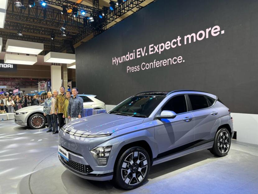 Hyundai Motors Indonesia memperkenalkan All New Kona Electric. Luhut menyebut TKDN mobil Hyundai Kona Electric kini capai 80 persen