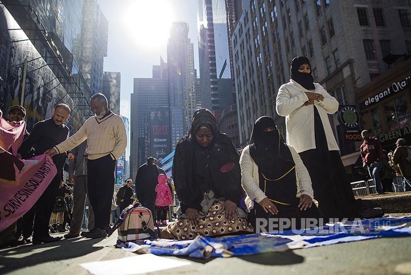 DPR AS Siap Hapus Aturan Trump Soal Imigran Muslim Masuk AS. Foto ilustrasi: I am a Muslim Too: Muslimah Amerika tengah shalat di sela unjuk rasa menolak kebijakan Anti Imigran Trump di Lapang Times Square New York, AS, (19/2) waktu setempat. 