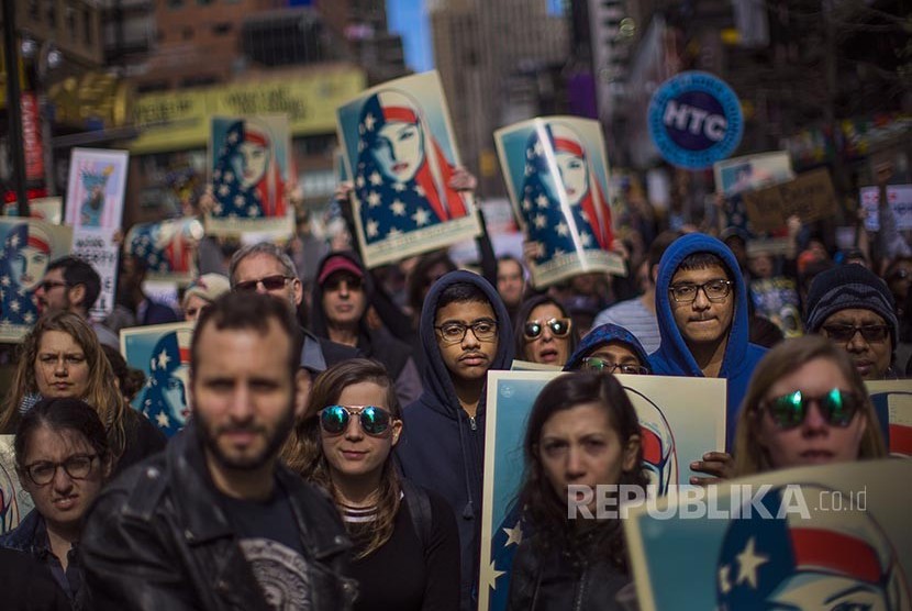 I am a Muslim Too: Seribuan lebih pengunjuk rasa menolak kebijakan Anti Imigran Trump di Lapang Times Square New York, AS, (19/2) waktu setempat. 