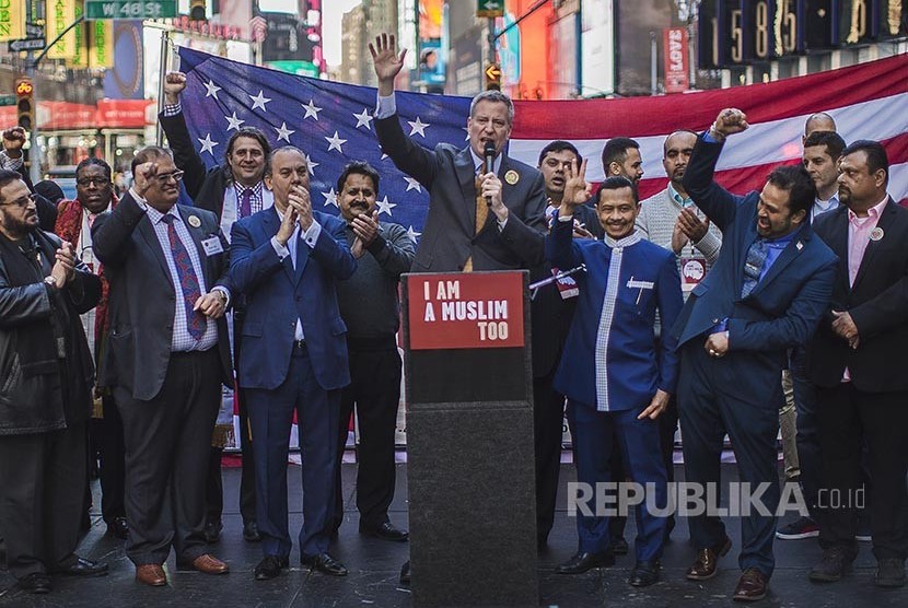 New York City Mayor Bill de Blasio spoke Sunday at a rally Times Square in support of American Muslims. 