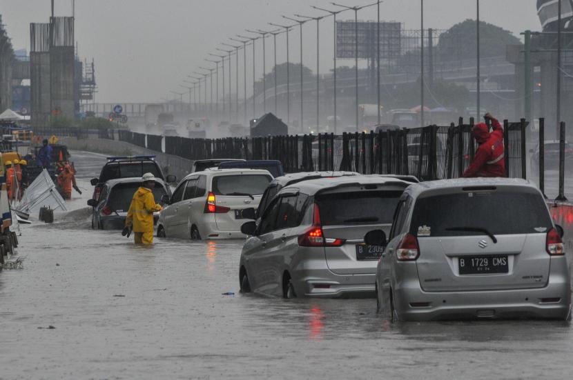 i banjir di akses jalan menuju gerbang tol Jakarta-Cikampek,  di Jatibening, Bekasi, Jawa Barat, Jumat (19/2/2021). Menurut warga akses jalan menuju pintu tol di daerah tersebut banjir pada pukul 05.30 WIB. 