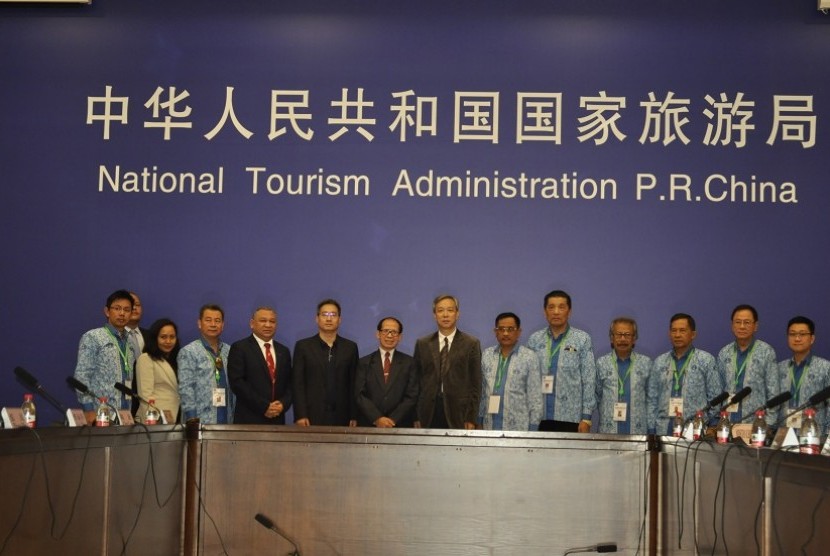 I Gde Pitana (ke-6 dari kiri) dengan pimpinan CNTA dan CTA serta anggota pimpinan delegasi Indonesia pada pertemuan di Beijing.