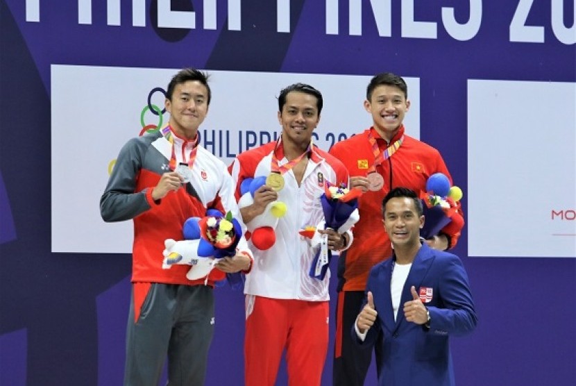 I Gede Siman Sudartawa (tengah) saat menerima medali emas renang nomor 50 meter gaya punggung putra.