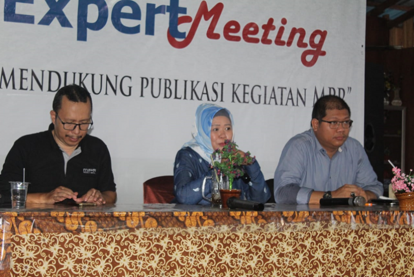 i Kepala Biro Humas MPR Siti Fauziah menggelar Media Exoert Meeting.