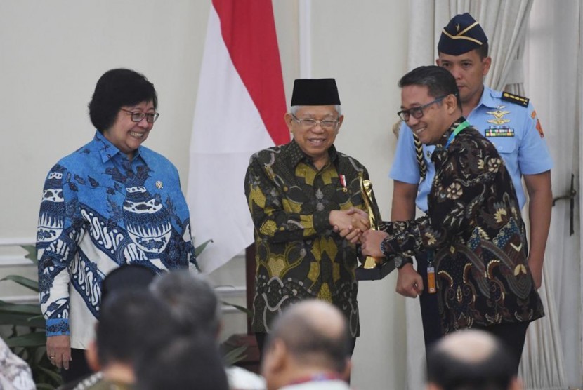 I Ketut Muwaranata, Plant Manager Pabrik AQUA Klaten, menerima PROPER EMAS dari Wakil Presiden Ma’ruf Amin disaksikan Menteri KLH Siti Nurbaya, Rabu (8/1).