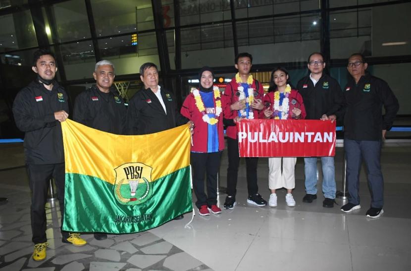 I Made Sutha Adi Wiguna (keempat kanan) dan Luna Rianty Saffana (ketiga kanan) disambut oleh pengurus Pengkot PBSI Jaksel setelah menjuarai turnamen U-17 di Jerman.