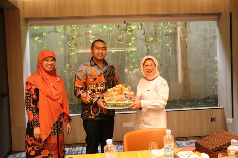 Wakil Gubernur Sumbar Audy Joinaldy didampingi Kepala Dinas Kelautan dan Perikanan Desniarti beserta jajaran dengan Dirjen PDSPKP, Artati Widiarti, di Jakarta, Senin (25/7/2022).