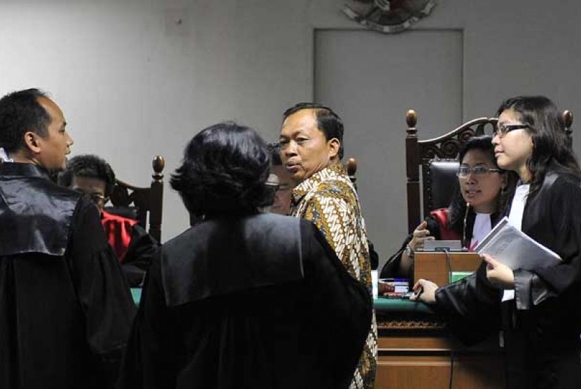  I Wayan Koster (tengah) saat menyampaikan keterangan dalam sidang kasus dugaan suap wisma atlet di Pengadilan Tipikor, Jakarta, Rabu (15/2).