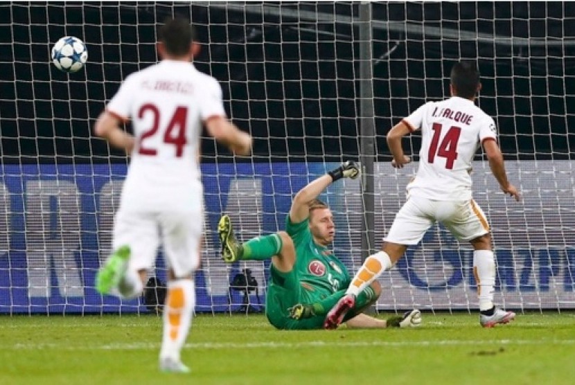 Iago Falque (kanan) saat mencetak gol ke gawang Bayer Leverkusen