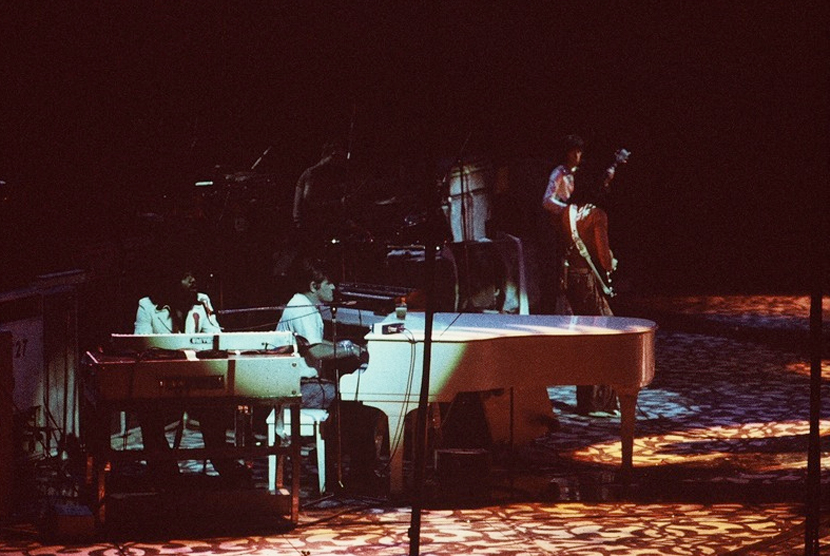 Ian Stewart bermain piano saat konser bersama Rolling Stones