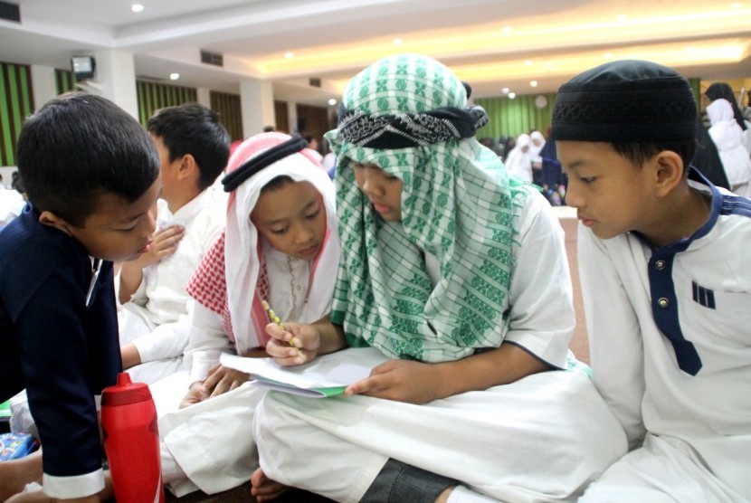 IAS Al-Jannah, mulai dari Toddler, Play Group, TK, SD, SMP, dan SMA menyelenggarakan berbagai kegiatan yang bernuansa keislaman. 