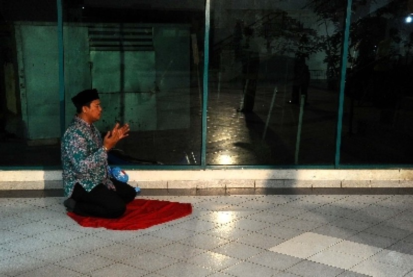  Bisikan Gaib Bawa Seorang Pria dari Timor Jadi Mualaf. Foto ilustrasi: Seorang pria Muslim sedang beribadah (ilustrasi)