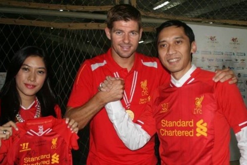 Ibas dan istrinya saat bertemu dengan kapten Liverpool, Steven Gerrard.
