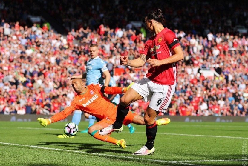 Ibdrahimovic saat berusaha menembus gawang Stoke City, Ahad (2/10).