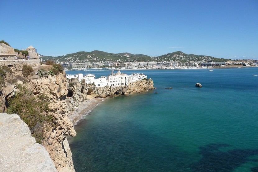 Ibiza, Spanyol, merupakan kawasan wisata yang sangat populer. Spanyol kembali mengundang turis untuk berwisata mulai Juli.